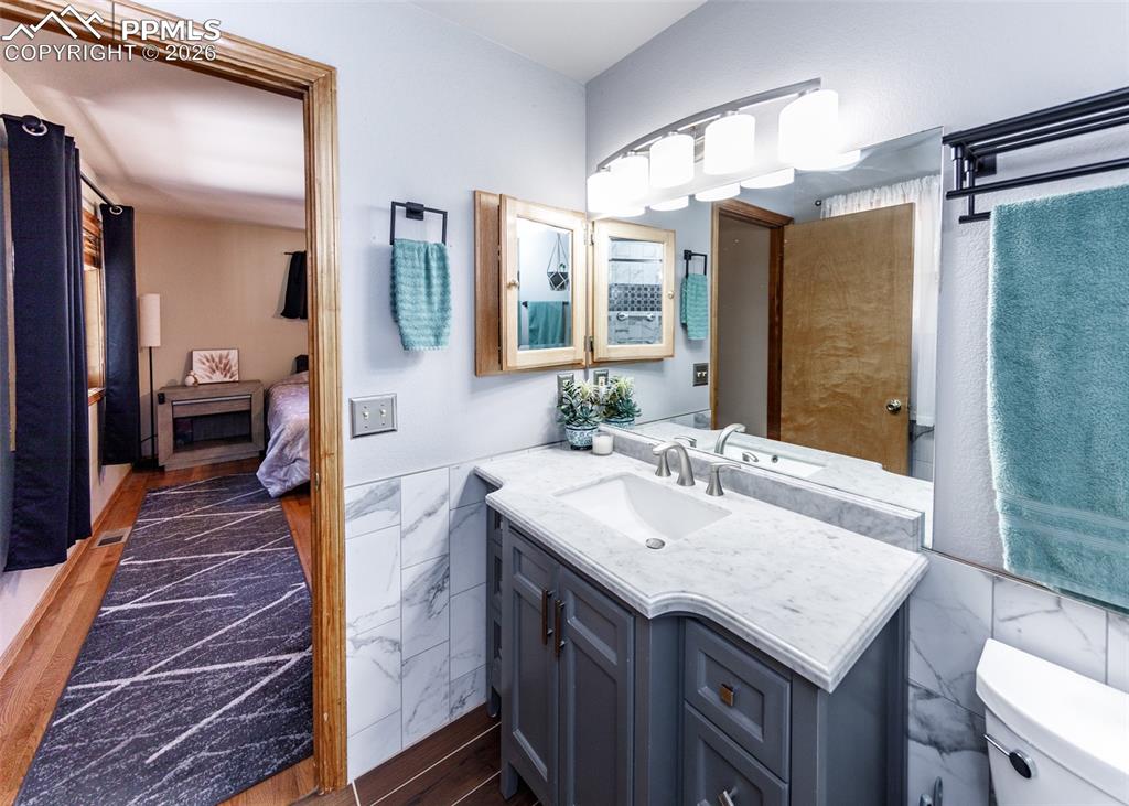 Image 26 of 50: Bathroom