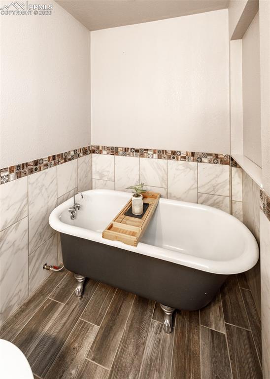 Image 30 of 50: Bathroom