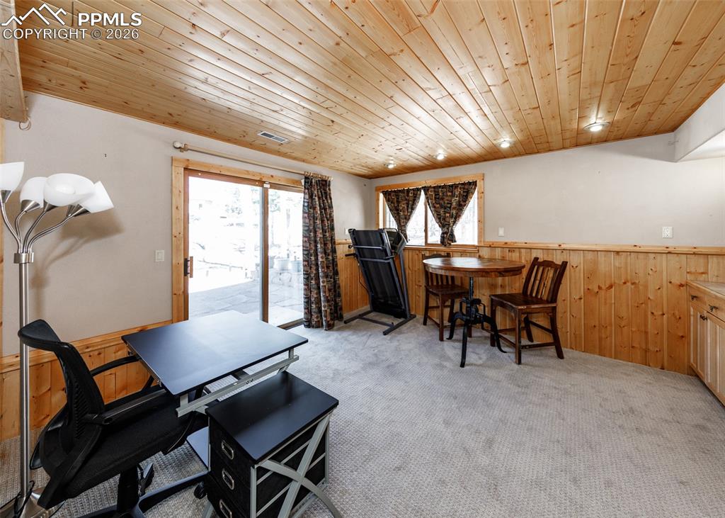 Image 31 of 50: Dining Area