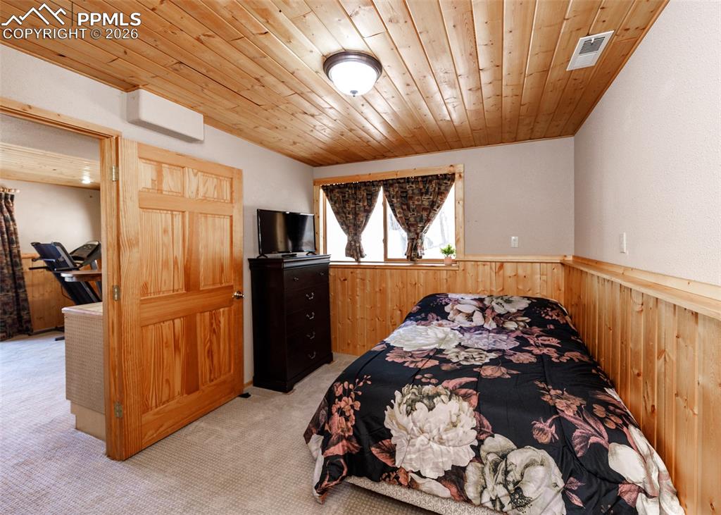 Image 35 of 50: Bedroom