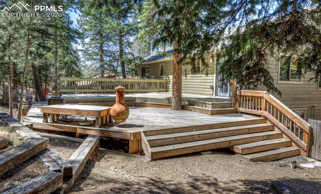 Image 40 of 50: Deck