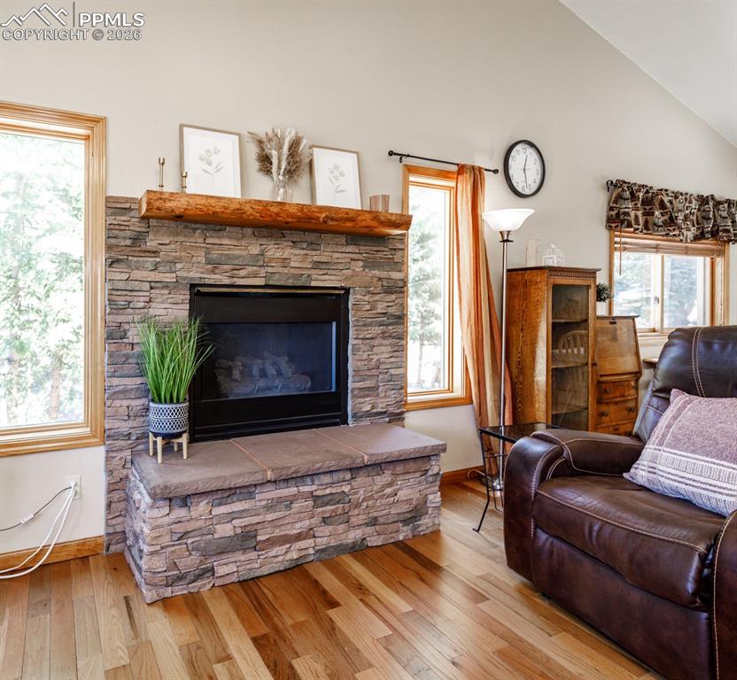 Image 8 of 50: Living Room