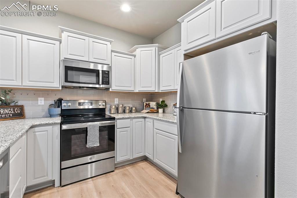 Image 11 of 21: Kitchen