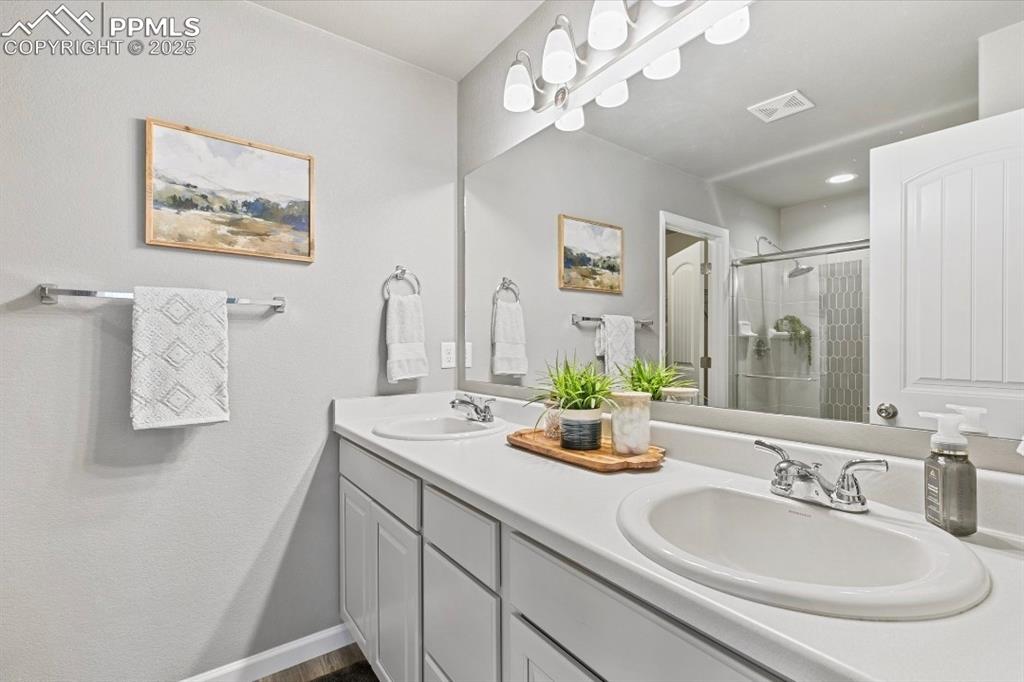 Image 15 of 21: Bathroom