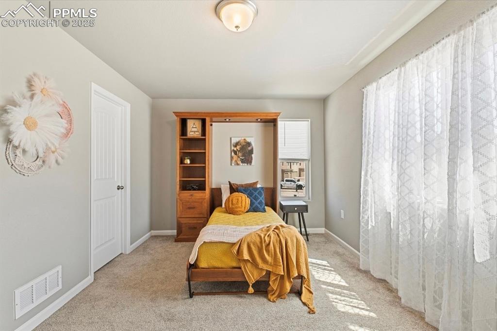 Image 18 of 21: Bedroom