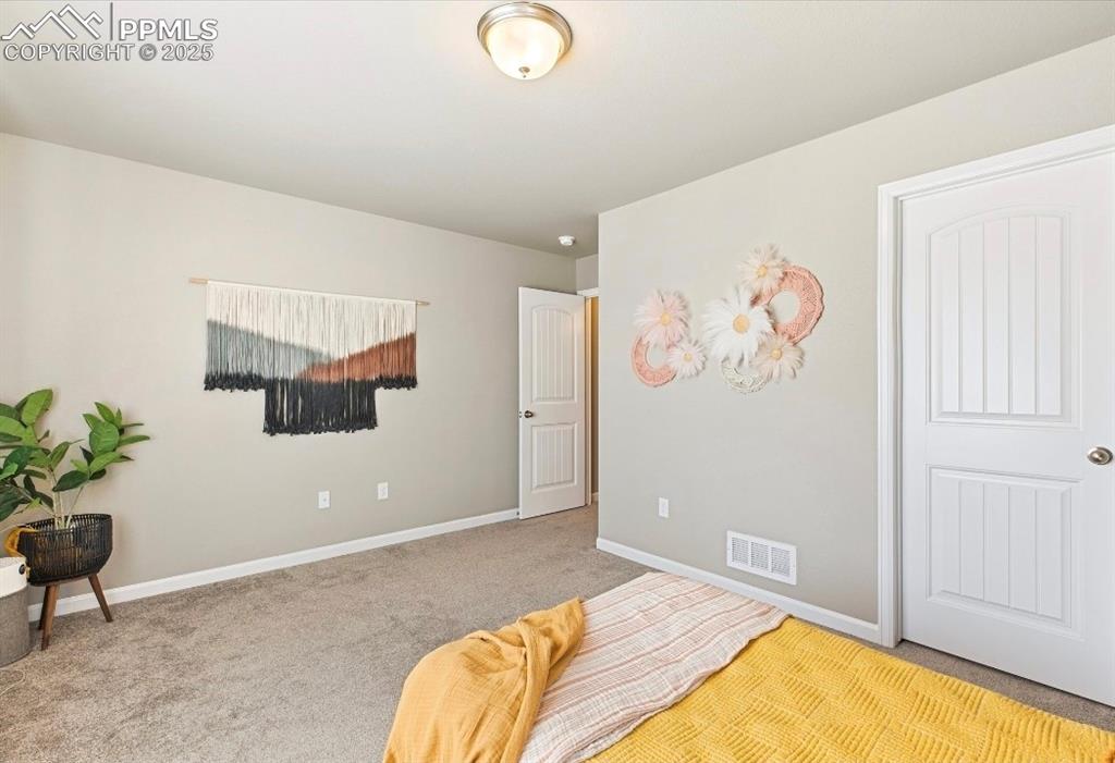 Image 19 of 21: Bedroom