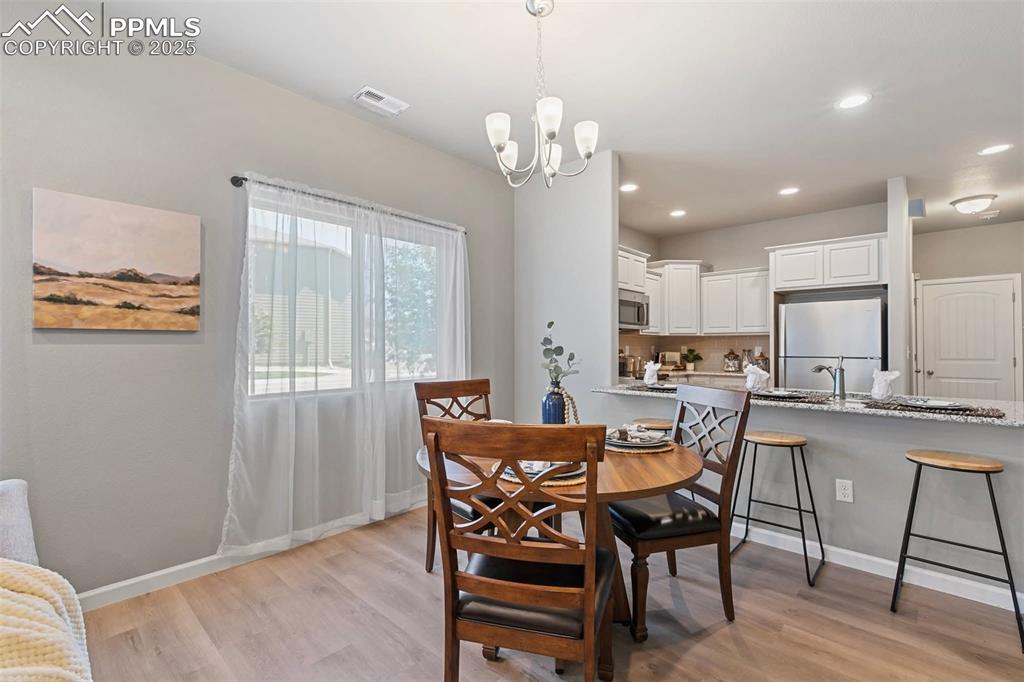 Image 6 of 21: Dining Area