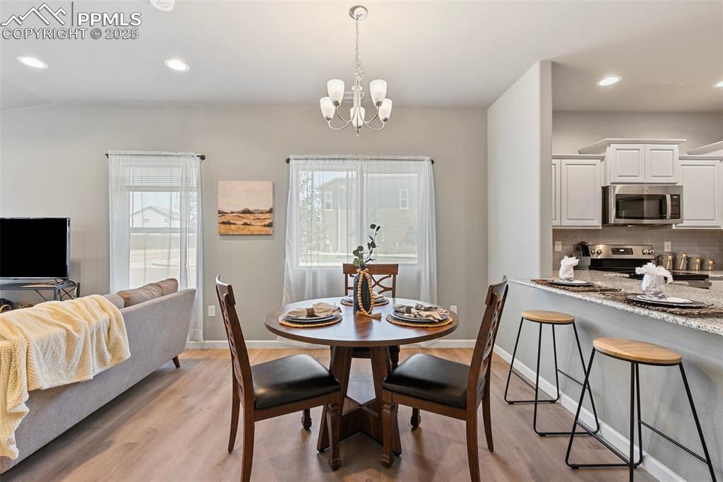 Image 7 of 21: Dining Area