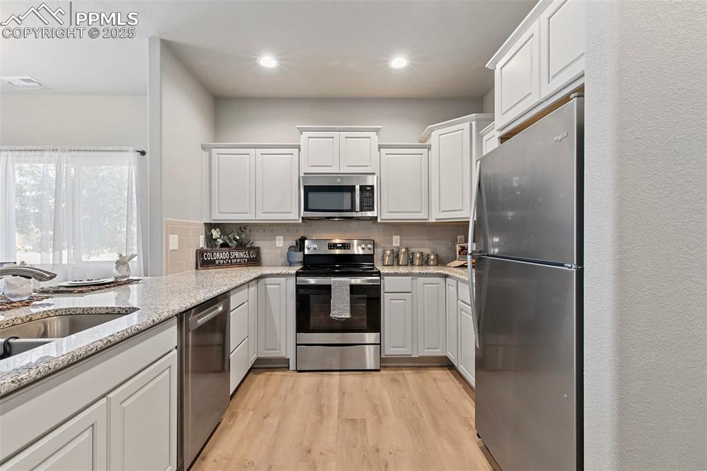 Image 9 of 21: Kitchen