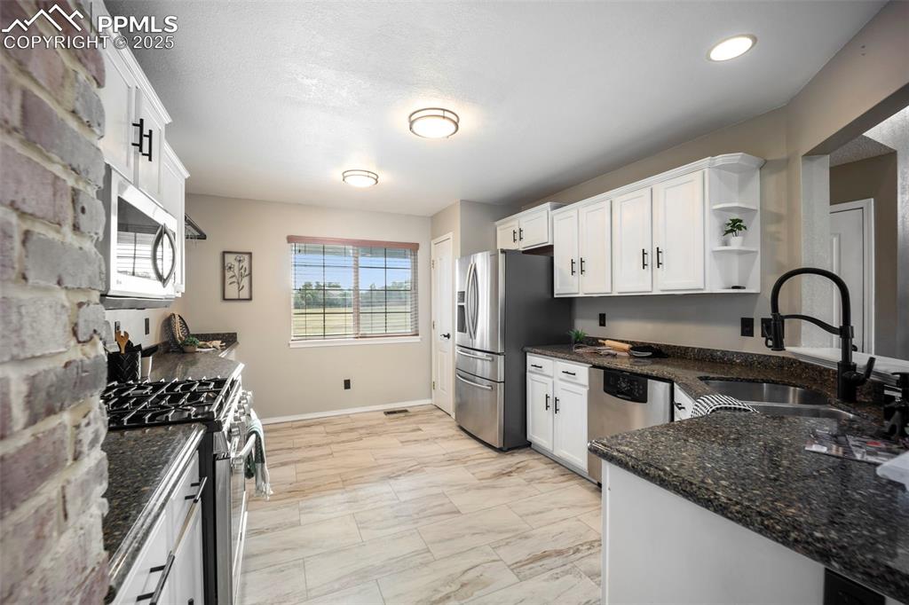 Image 10 of 50: Kitchen