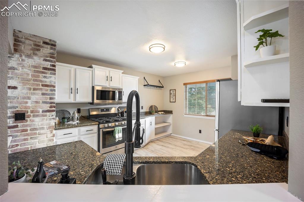 Image 11 of 50: Kitchen