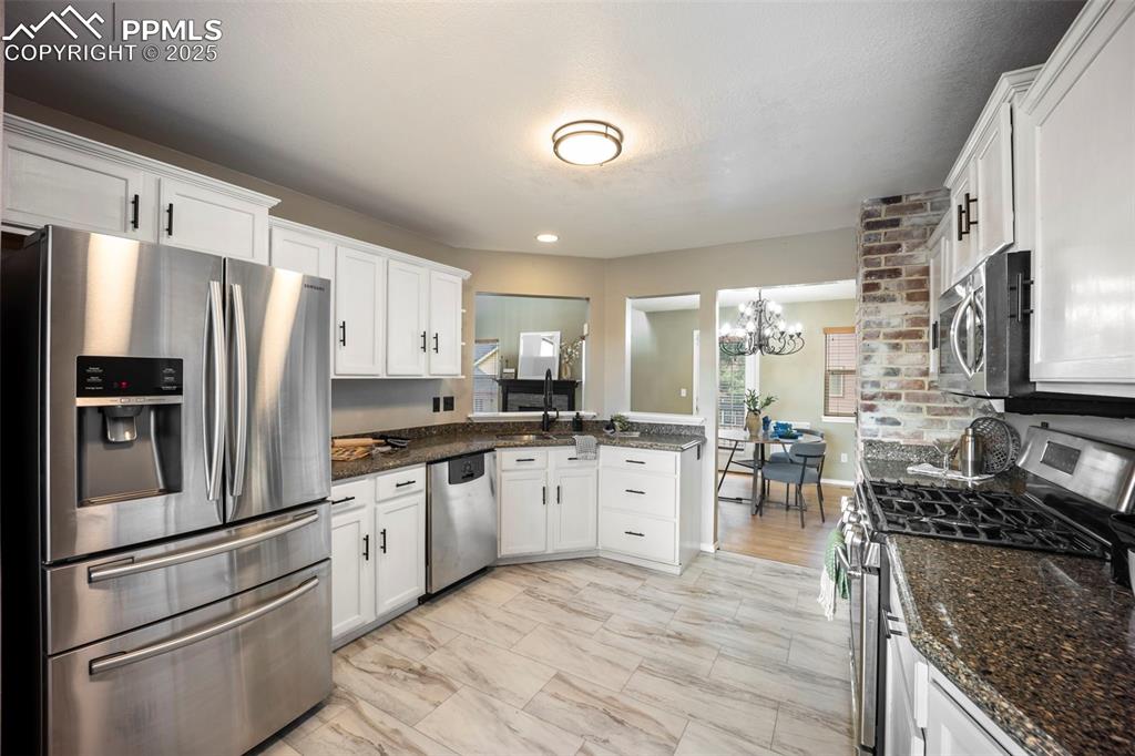 Image 12 of 50: Kitchen
