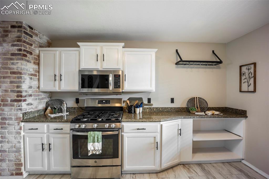 Image 13 of 50: Kitchen