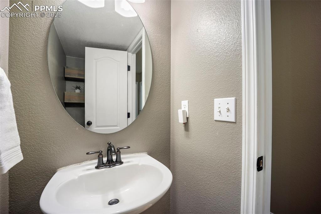 Image 15 of 50: Bathroom