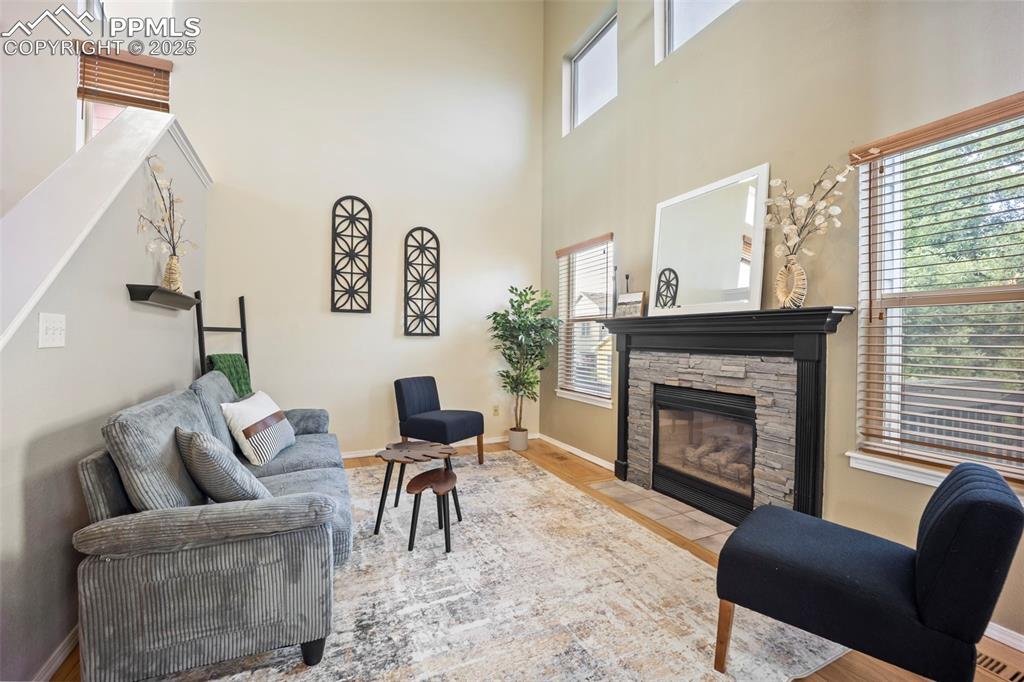 Image 6 of 50: Living Room