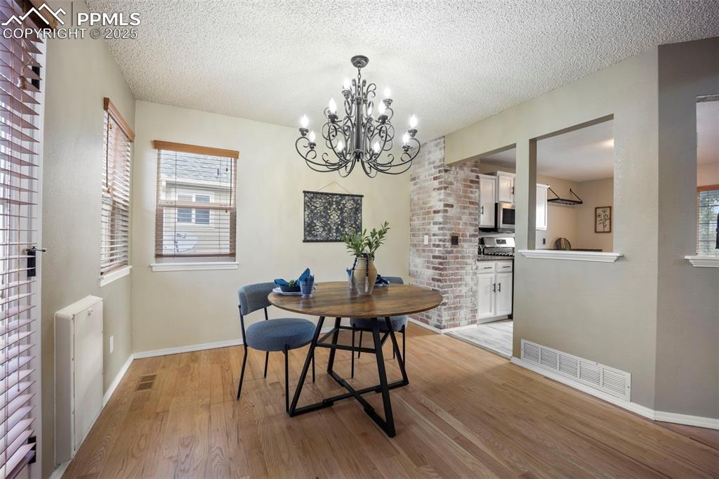 Image 8 of 50: Dining Area