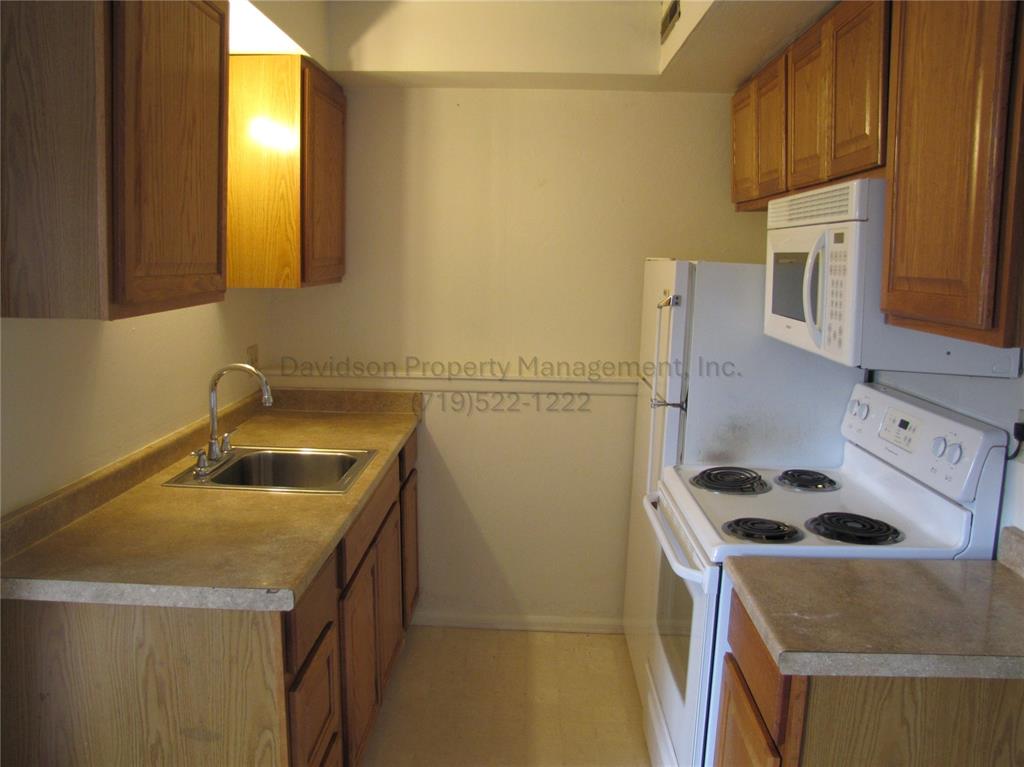 Image 4 of 6: Kitchen