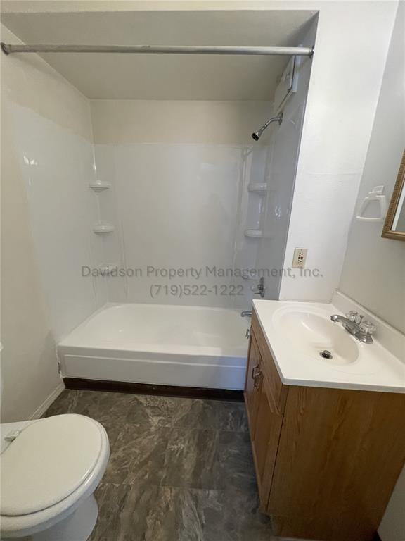 Image 6 of 6: Bathroom