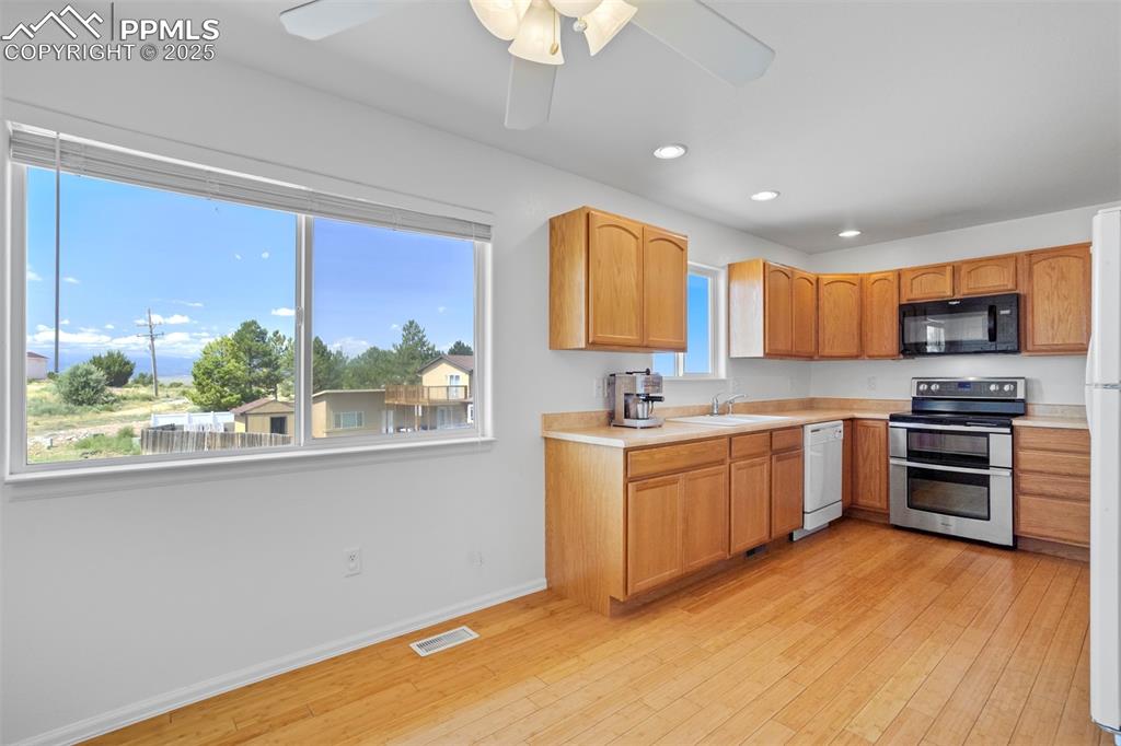 Image 12 of 50: Kitchen