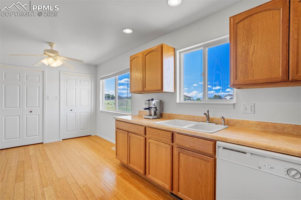 Image 15 of 50: Kitchen