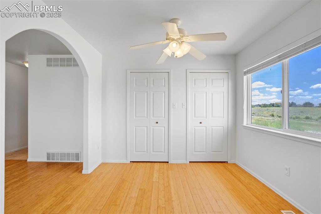 Image 17 of 50: Bedroom