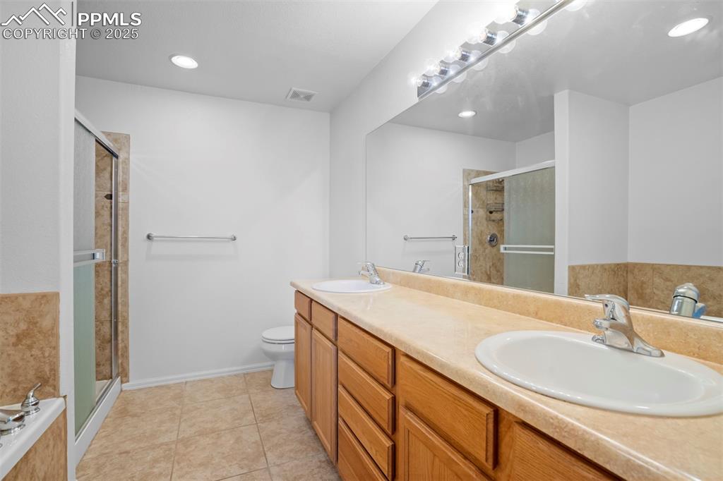 Image 22 of 50: Bathroom