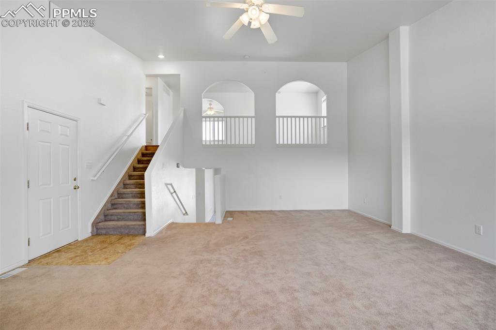 Image 6 of 50: Living Room