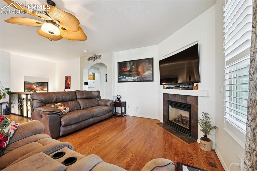Image 15 of 45: large open greatroom w/gas fireplace 