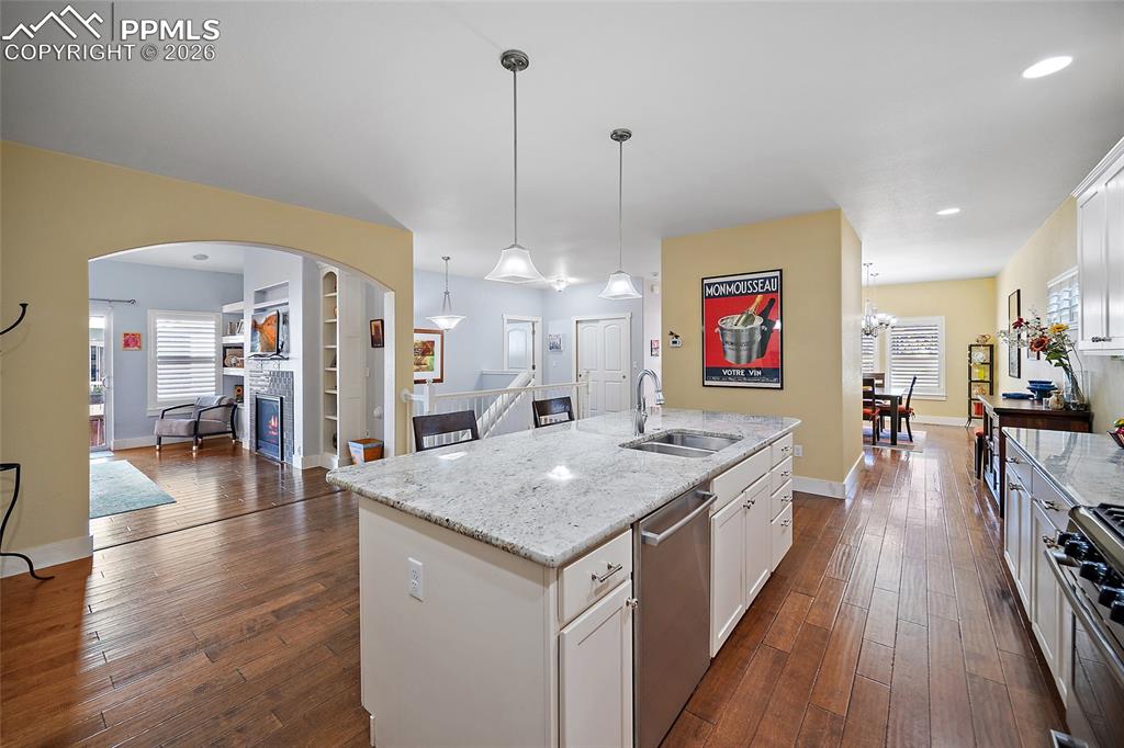 Image 10 of 50: Kitchen