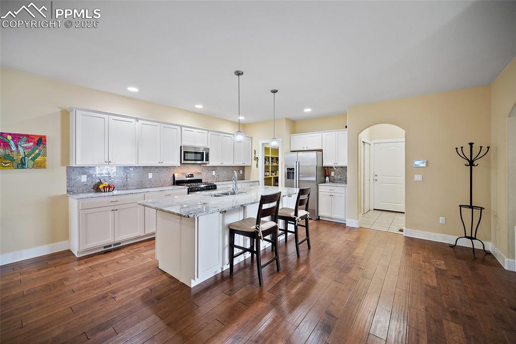 Image 15 of 50: Kitchen