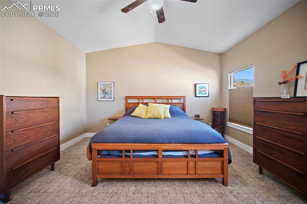 Image 19 of 50: Bedroom