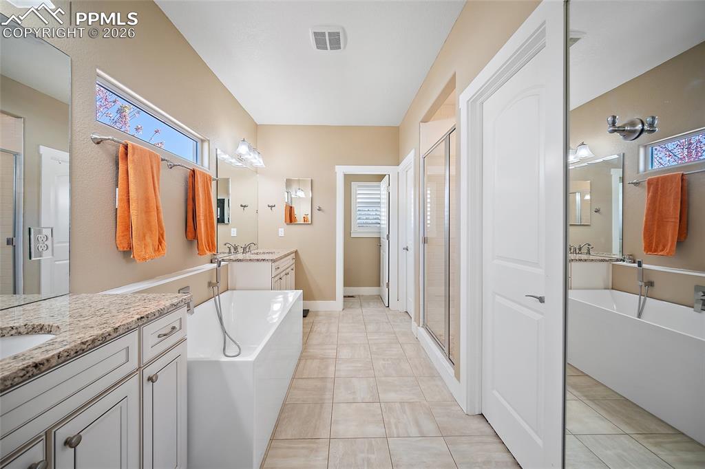 Image 23 of 50: Bathroom