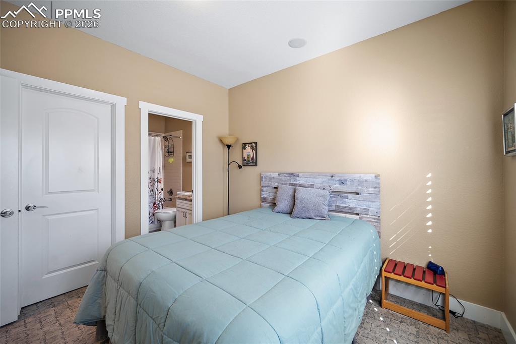 Image 25 of 50: Bedroom