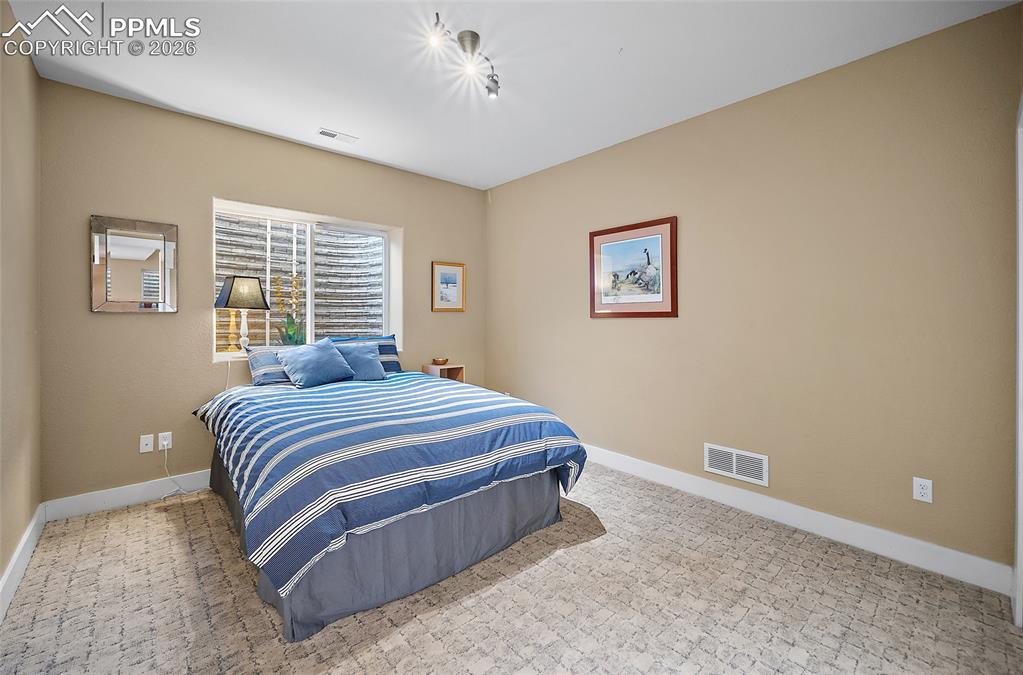 Image 31 of 50: Bedroom