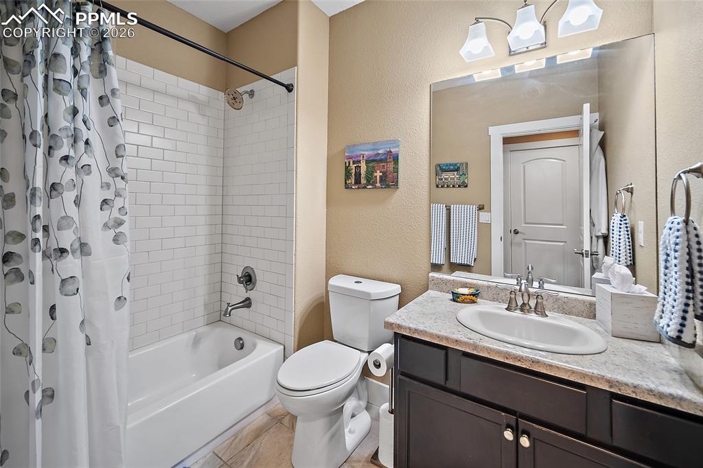 Image 32 of 50: Bathroom