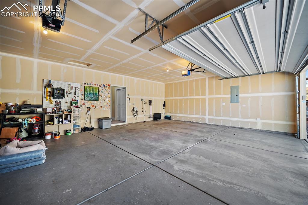 Image 42 of 50: Garage