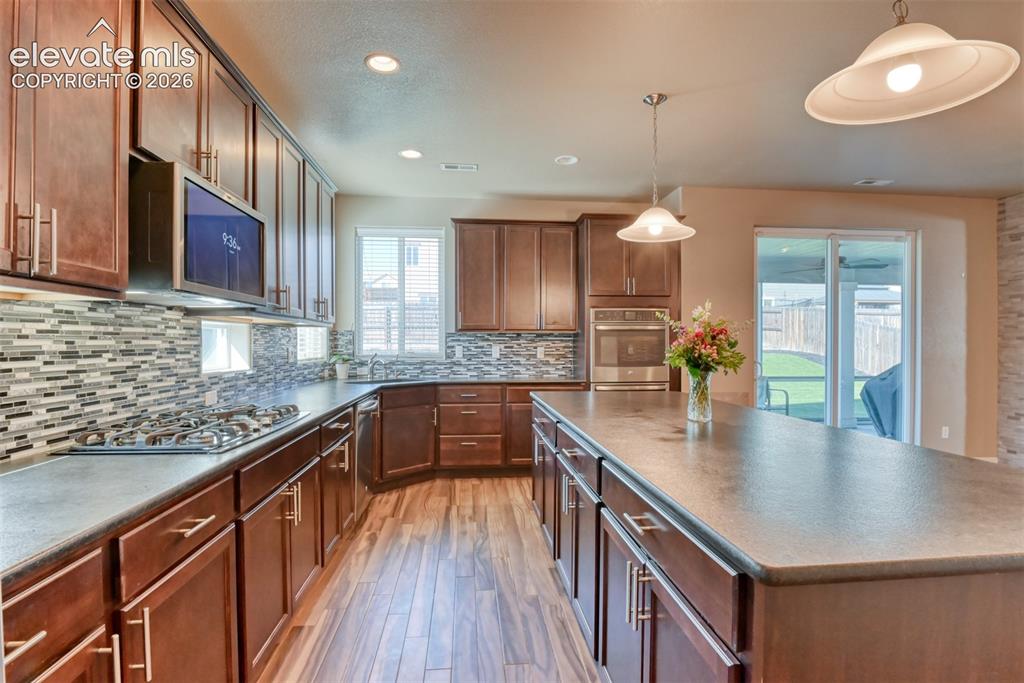 Image 10 of 45: Kitchen