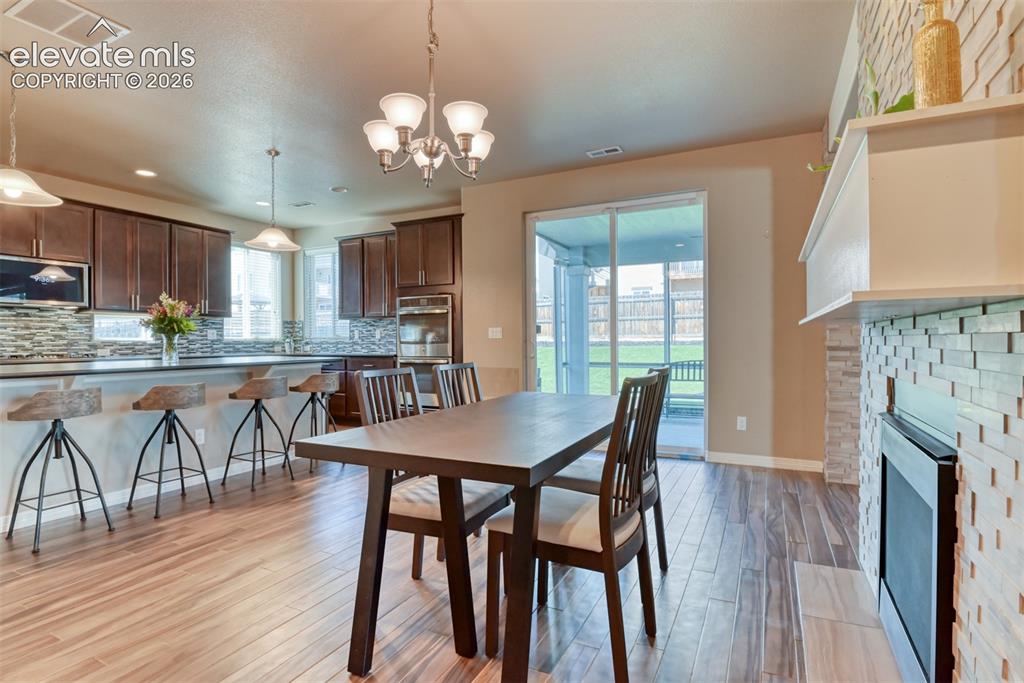 Image 12 of 45: Dining Area