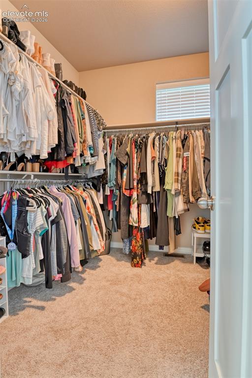 Image 21 of 45: Walking closet