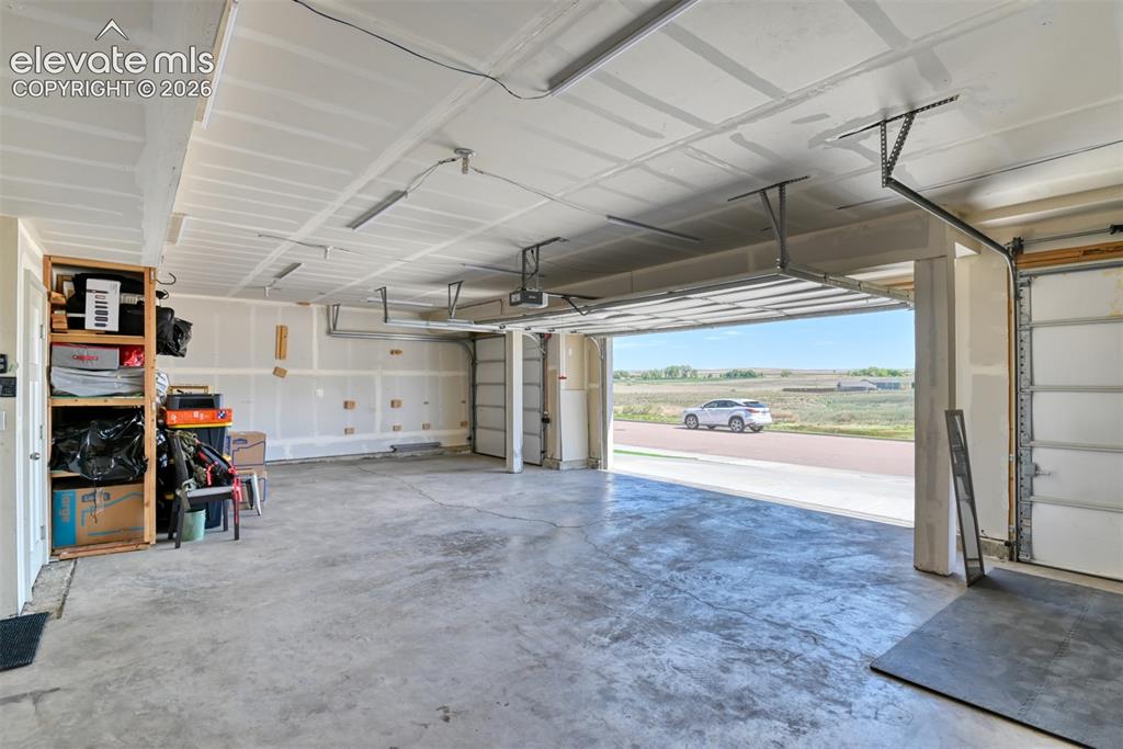 Image 41 of 45: Garage