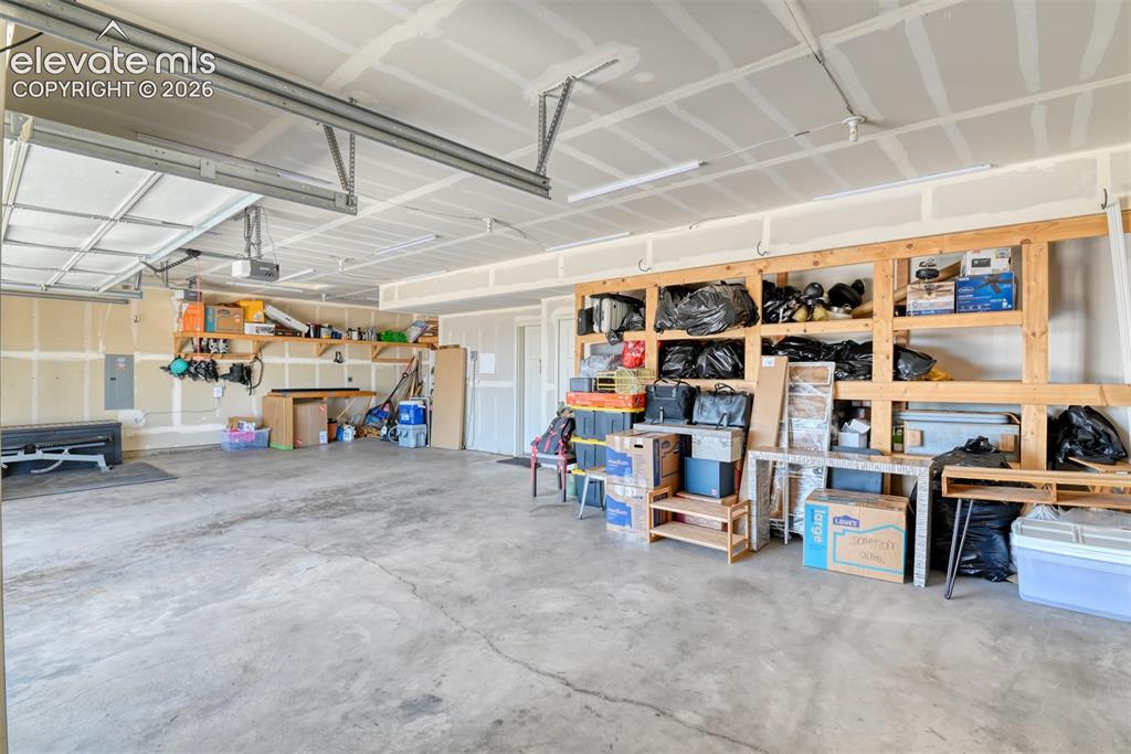Image 42 of 45: Garage