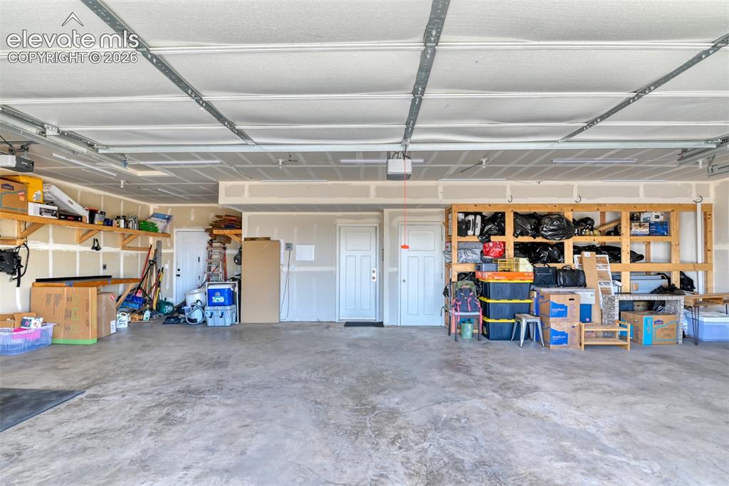 Image 43 of 45: Garage
