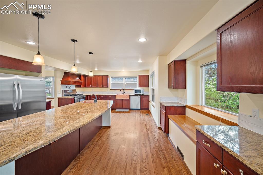 Image 10 of 35: Kitchen