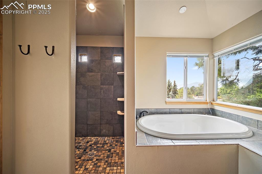 Image 24 of 35: Bathroom