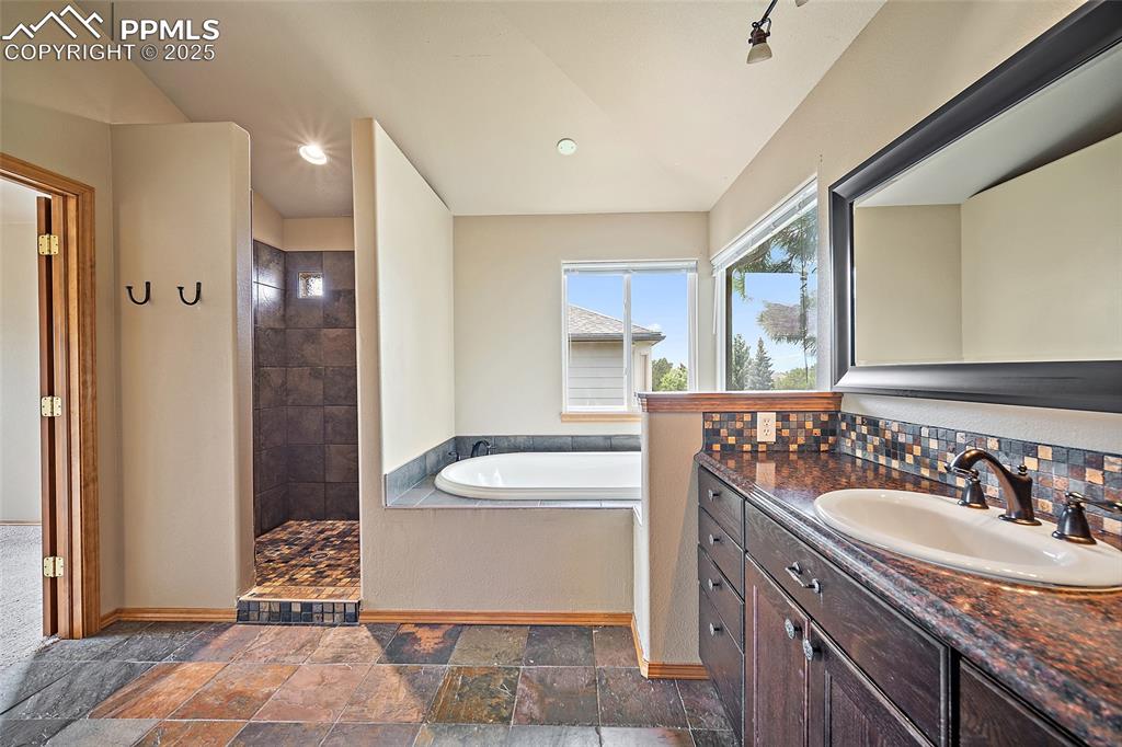 Image 25 of 35: Bathroom