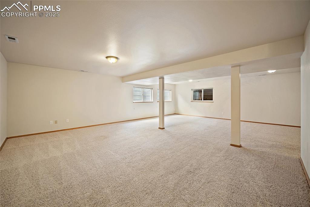 Image 27 of 35: Closet