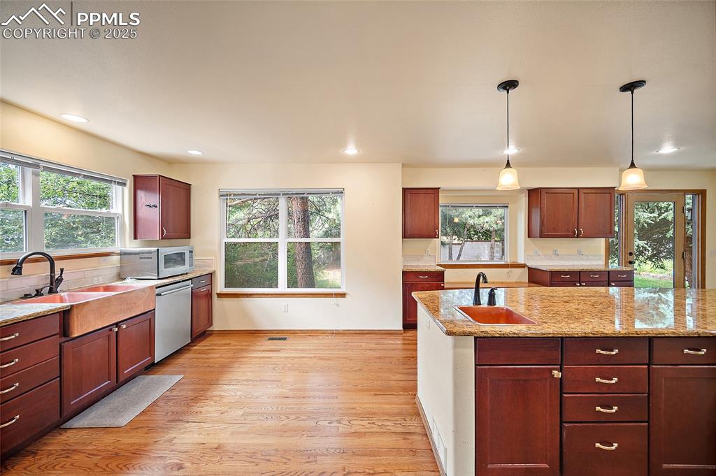 Image 4 of 35: Dining Area