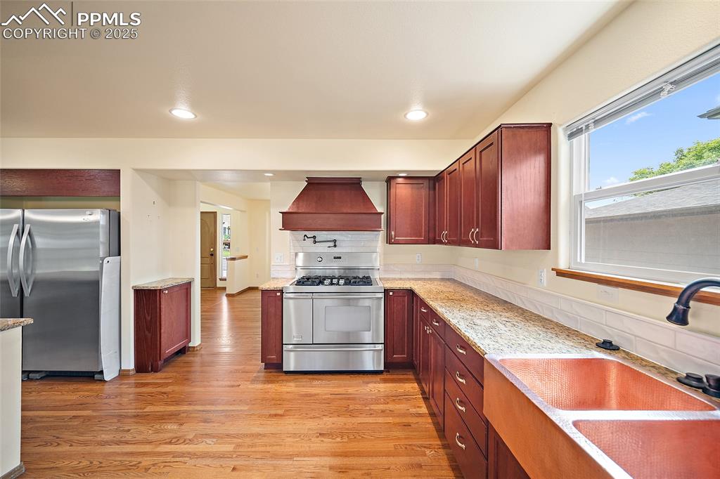 Image 5 of 35: Kitchen