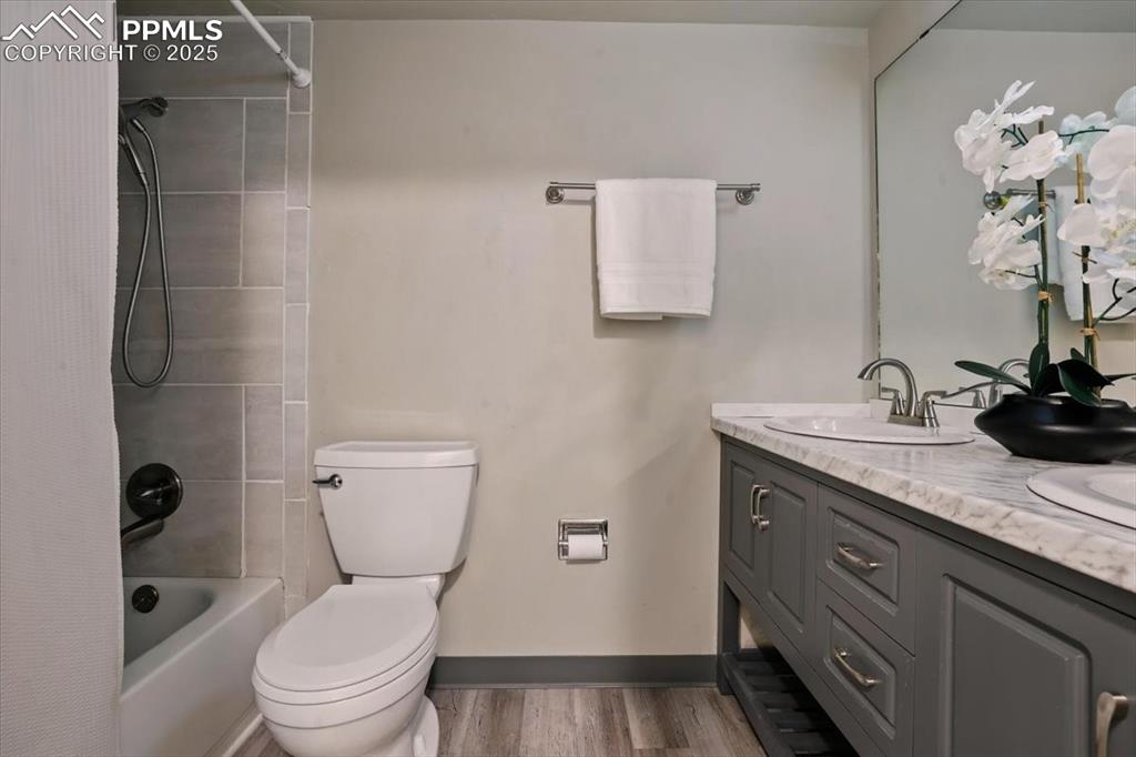 Image 10 of 21: Bathroom