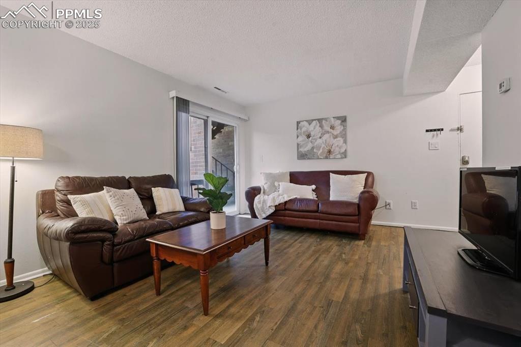 Image 2 of 21: Living Room